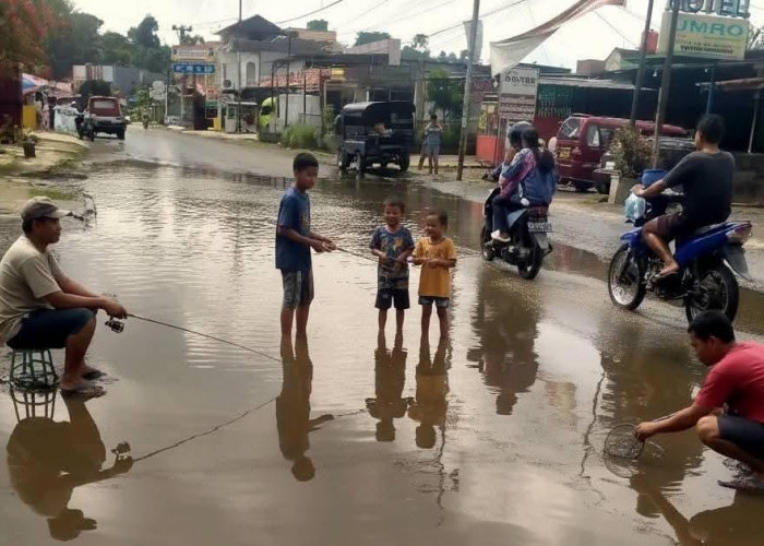 Jalan Provinsi Bengkulu di Kabupaten Kepahiang Mendadak Jadi Kolam Pancing: Bentuk Protes Masyarakat