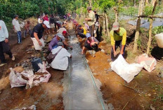 Masyarakat 2 Kecamatan Kompak Gotong Royong Membangun Jalan ke Kebun