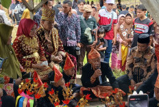 Gunakan Pakaian Adat, Bupati Azhari Hadiri Kedurai Muang Apem