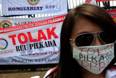 Demo Tolak Pengesahan RUU Pilkada, Massa Bawa Spanduk Adili Jokowi dan Kroni