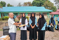 SMPN 1 Seberang Musi Bagikan Hadiah Lomba 17 Agustus 