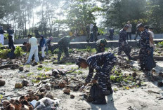 TNI dan Masyarakat Gelar Aksi Bersih-bersih Pantai Panjang