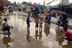 Jalan Provinsi Bengkulu di Kabupaten Kepahiang Mendadak Jadi Kolam Pancing: Bentuk Protes Masyarakat