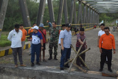  Pjs Bupati Cek Kerusakan Jembatan Dusun Sawah