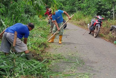 Tidak Kunjung Dibersihkan, Warga Desa Talang Sawah Tebas Bayang Jalan