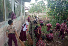 Kegiatan P5 SDN 18 Kepahiang, Gotong Royong Bersihkan Lingkungan Sekolah