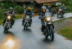 Wajib Tahu, Cara Aman Naik Motor di Jalan Licin