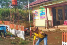 Perangkat Desa Talang Babatan Kabupaten Kepahiang Bersih-bersih Kantor Desa