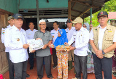 Terdampak Banjir, Bupati Zurdi Nata dan Wabup Abdul Hafizh Serahkan Bantuan