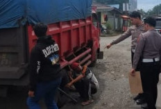 Tak Kuasa Tahan Mobil Angkutan Berat, Jalan Abu Hanifah Lagi-lagi Babak Belur