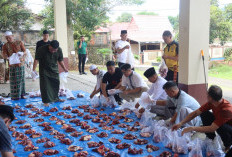Polres Kepahiang Sembelih 4 Sapi Kurban: Kapolres Turun Langsung Bagikan Daging ke Warga