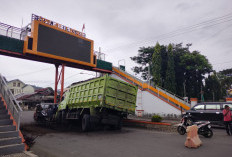 Truk Angkutan Batu Bara 'Nyangkut' di JPO Al Latief