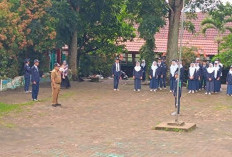 Jadi Pembina Upacara di SMPN 1 MK Kepahiang, Ini Pesan Camat Bidul