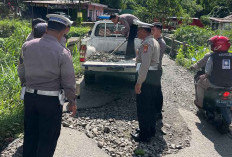 Cegah Kecelakaan, Polres Kepahiang Timbun Jalan Berlubang dan Tebas Bayang