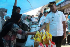 Di Pasar Bang Mego, Bupati Syamsul Buka Pasar Murah Ramadhan
