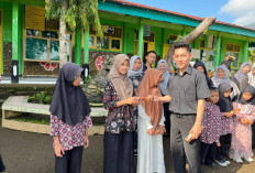 SDN 11 Kepahiang Serahkan Hadiah Pemenang Lomba Pesantren Kilat Ramadhan