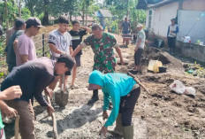 Babinsa dan Warga Gotong Royong Bangun Jalan 