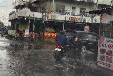 Jalan Berlubang di Simpang Terminal Pasar Kepahiang 'Incar Korban'