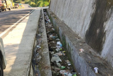 Sampah Plastik Berserakan, Sebabkan Drainase di Jalan Ring Road Kepahiang Tersumbat