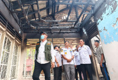 Kunjungi Rumah Diterjang Puting Beliung dan Terbakar: Bupati Zurdi Nata Serahkan Bantuan 