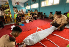 Ujian Praktek Siswa Kelas IX SMPN 2 Seberang Musi Mengurus Jenazah