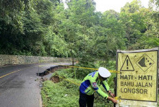 Jalan KM 45,5 Liku 9 Amblas Parah, Sisakan Setengah Badan Jalan