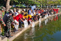 TNI dan Pemprov Bengkulu Kompak Bersih-bersih Pantai Tapak Paderi Serta Tebar Ribuan Bibit Ikan