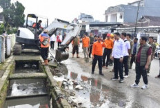 Tinjau Aksi Kuras Drainase, Bupati Fikri Imbau Jangan Buang Sampah Sembarangan