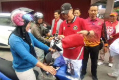 Semarak Kemerdekaan, Pemkab Rejang Lebong Bagikan Bendera Merah Putih