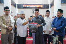 Safari Ramadhan di Kepahiang, Gubernur Helmi Hasan Serahkan Berbagai Bantuan