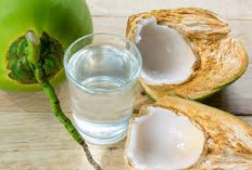 Selain Menyegarkan, Ini 5 Khasiat Rutin Minum Air Kelapa Campur Madu