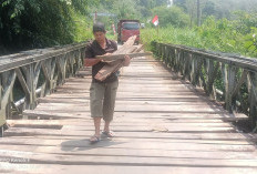 Pengendara Kesal Jembatan Taba Padang Rusak Parah