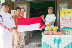 Camat Kepahiang Bagikan Bendera Merah Putih ke Lurah