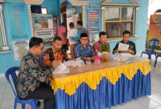 Lurah Pasar Ujung Bagikan Sertifikat Tanah Program PTSL BPN Kepahiang