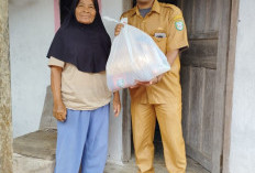 Gelontorkan 3 Persen DD, Puluhan Masyarakat Desa Bandung Baru Dapat Paket Lebaran
