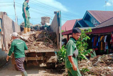 DLH Lebong Turunkan Tim Khusus Bersihkan Sampah Akibat Banjir Bandang