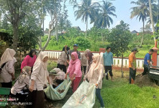 Semangat Gotong Royong, TP PKK Imigrasi Permu Bersihkan Lahan untuk Kebun