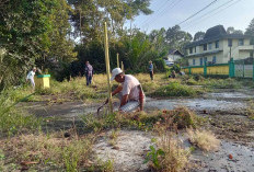 Persiapan Salat Idul Fitri, Warga Muhammadiyah Gotong Royong di Lapangan PCM Taba Sating