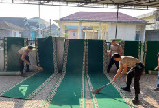 Polri Melayani, Polsek Ujan Mas Bersihkan Masjid Al Amin Pulo Geto Baru 