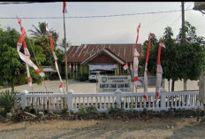 Pemerintah Kecamatan Ujan Mas Kibarkan Bendera Setengah Tiang