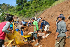 Warga Bukit Menyan Gotong Royong Memperluas Lahan Waterboom 