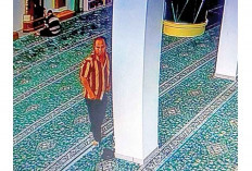 Sudah Tua Masih Berulah, Pria Ini Terekam CCTV Curi Tas Jemaah dalam Masjid