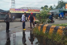 Genangan Air di Depan SD Komplek Kepahiang Rawan Kecelakaan