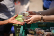  Hukum Memberi Makan & Minum Bagi Orang yang Tak Puasa, Diperbolehkan atau Tidak?