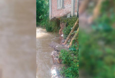 Air Sungai Meluap, Ngeri! Rumah Warga Pagar Agung Sedikit Lagi Ambruk