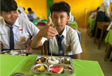 Uji Coba MBG di Bengkulu Tengah: Pelajar Makan Ayam Goreng, Sayur dan Semangka 