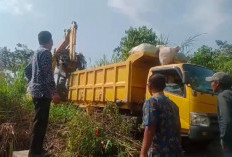  Bersihkan Tumpukan Sampah: Desa Taba Mulan Merigi Turunkan Alat Berat