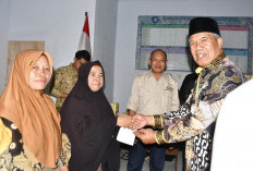 Bupati Syamsul Serahkan Honor 124 Kader PPKBD Kecamatan Selupu Rejang