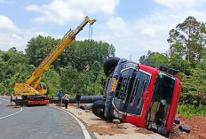 Akses Jalan Ringroad Kepahiang Ditutup Sementara: Evakuasi Truk Pengangkut Pipa Besi