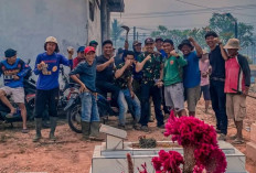 Warga dan Pemdes Simpang Kota Bingin Gotong Royong